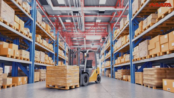 Gudang dengan rak, palet, dan forklift