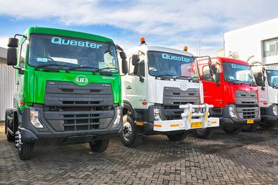 Deretan truk berat yang terparkir